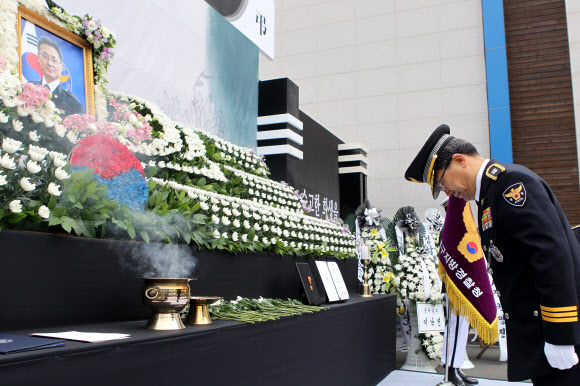 헌화하는 이준섭 대구지방경찰청장