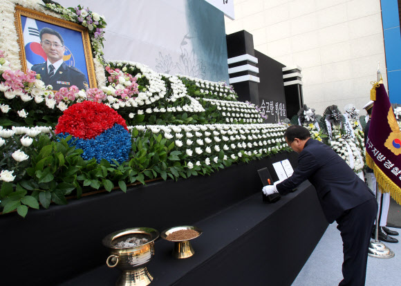 훈장 추서하는 김부겸 장관