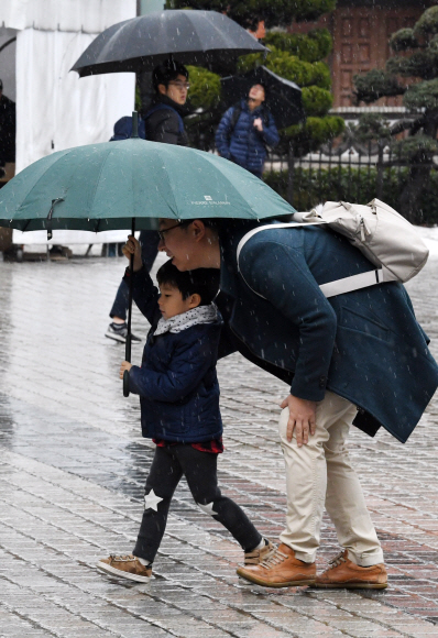 크리스마스 이브인 24일 오전 서울 명동성당을 찾은 부자가 우산을 쓴채 성당으로 들어가고 있다. 도준석 기자 pado@seoul.co.kr
