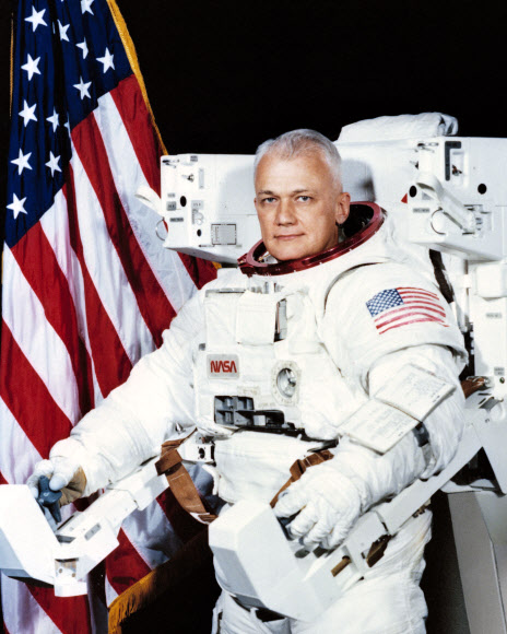 지난 21일(이하 현지시간) 세상을 떠난 미국 우주인 브루스 매캔들스가 1982년 처음 제트팩 장비를 착용했을 때 포즈를 취하고 있다. 그는 1984년 2월 3일 인류 최초로 생명줄 없는 우주 유영에 성공했다. AFP 자료사진 연합뉴스