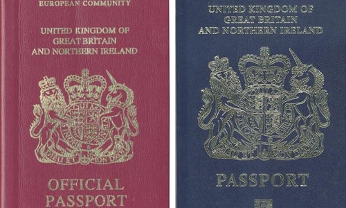 현재 영국에서 사용되는 여권(왼쪽)과 과거의 여권. AFP 연합뉴스