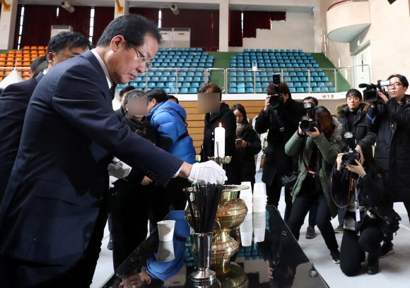 분향하는 홍준표 자유한국당 대표