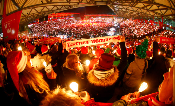 23일(현지시간) 독일 베를린의 슈타디온 안데어알텐 푀르스테라이를 가득 메운 이들이 성탄 캐럴을 함께 부르고 있다. 베를린 로이터 연합뉴스