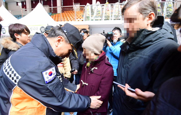 유가족 앞에서 고개 숙인 소방청장 