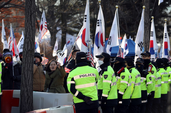 국가정보원으로부터 40억원에 달하는 특수활동비를 수수한 의혹에 연루된 박근혜 전 대통령이 8개월여 만에 검찰의 ’옥중조사’를 받을 예정인 26일 경기 의왕시 서울구치소에서 박 전 대통령 지지자들이 시위를 벌이고 있다.  연합뉴스
