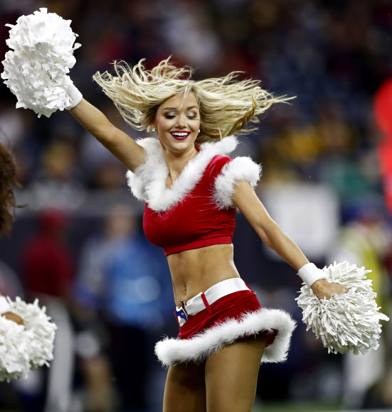 미국 프로미식축구팀 휴스턴 텍슨스의 치어리더가 25일(현지시간) 텍사스주 휴스턴의 NRG 스타디움에서 열린 피츠버그 스틸러스와의 경기 하프타임에 산타 복장을 하고 열린 응원을 펼치고 있다. EPA 연합뉴스