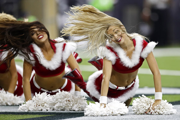 미국 프로미식축구팀 휴스턴 텍슨스의 치어리더들이 25일(현지시간) 텍사스주 휴스턴의 NRG 스타디움에서 열린 피츠버그 스틸러스와의 경기 하프타임에 산타 복장을 하고 열린 응원을 펼치고 있다. EPA 연합뉴스
