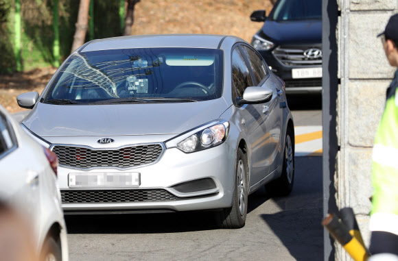 26일 박근혜 전 대통령을 방문 조사하기 위해 경기도 의왕 서울구치소를 찾았던 검찰 관계자들이 탄 것으로 추정되는 승용차가 구치소를 나서고 있다.   40억원에 가까운 국가정보원 특수활동비를 수수한 혐의를 받는 박 전 대통령은 검찰 진술을 거부했다.  연합뉴스