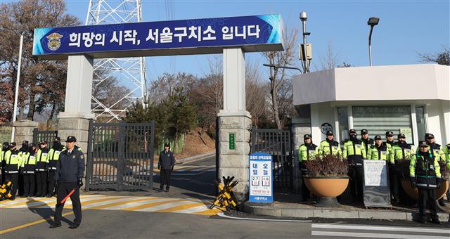 26일 검찰이 국가정보원으로부터 약 40억원의 특수활동비를 수수한 의혹에 연루된 박근혜 전 대통령에 대해 서울구치소 방문조사를 시도했으나 박 전 대통령의 거부로 무산됐다.  경찰이 경기 의왕시 서울구치소 앞에서 만일의 사태에 대비해 경계근무를 서고 있다.  뉴스1