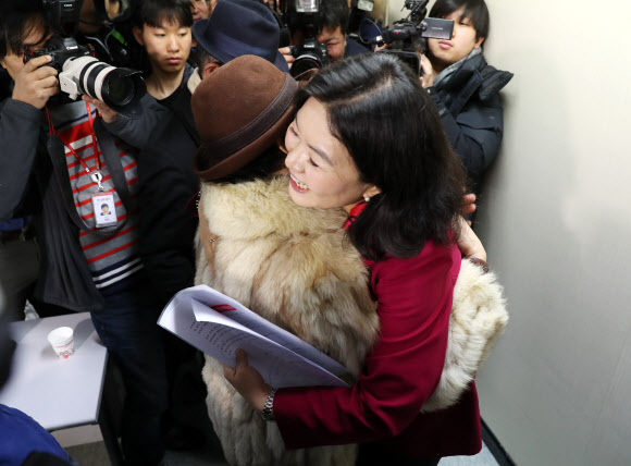 자유한국당 류여해 최고위원이 26일 오전 서울 여의도 당사에서 자신의 징계건과 관련해 입장을 밝히는 기자회견에서 자신의 지지자와 포옹하고 있다. 당 윤리위는 이날 오후 류 위원에 대한 징계건을 논의할 예정이다.  연합뉴스