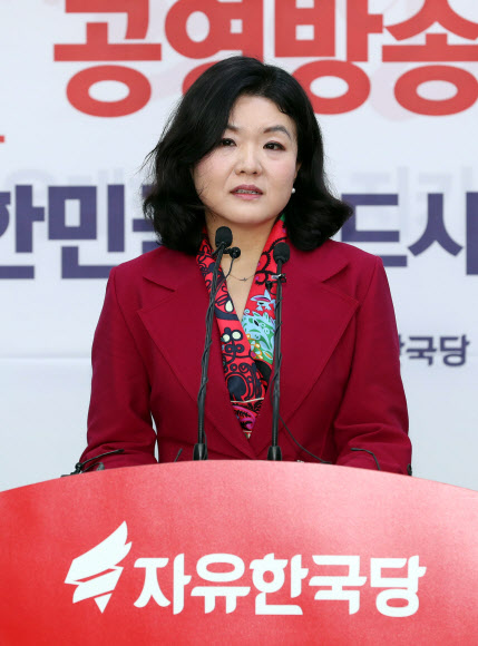 자유한국당 류여해 최고위원이 26일 오전 서울 여의도 당사에서 자신의 징계건과 관련해 입장을 밝히는 기자회견을 하고 있다. 당 윤리위는 이날 오후 류 위원에 대한 징계건을 논의할 예정이다.  연합뉴스