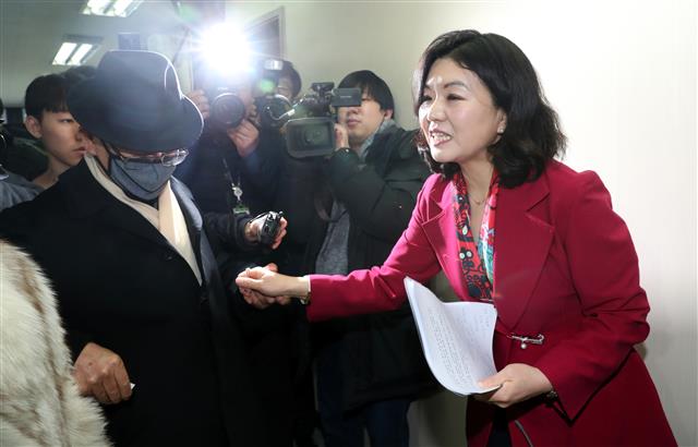 류여해 자유한국당 최고위원이 26일 오전 서울 여의도 당사 브리핑룸에서 기자회견을 마친 뒤 지지자와 인사를 나누고 있다.  류 최고위원은 이날 기자회견에서 당무감사 전면 무효, 물리력 동원한 최고위 참석 방해 법적 조치와 함께 사당화 방지 및 공천 혁신 특별위원회 구성 등을 제시했다.  뉴스1