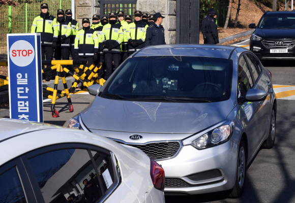 박근혜 정부 국가정보원의 특수활동비 청와대 상납 사건을 수사 중인 검찰이 ’수수자’인 박근혜 전 대통령 구치소 방문 조사에 나섰지만 박 전 대통령의 진술 거부로 무산됐다. 부장검사와 수사관들이 탄 차량으로 추정되는 검찰 차량이 26일 경기 의왕시 서울구치소를 빠져나오고 있다. 2017. 12. 26.  박윤슬 기자 seul@seoul.co.kr