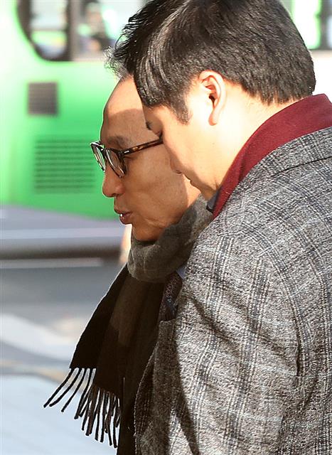 이명박 전 대통령이 26일 오전 서울 강남구 삼성동 사무실로 출근하고 있다. 이날부터 검찰은 이 전 대통령이 실소유주라는 의심을 받고 있는 자동차 부품생산업체 다스의 비자금 의혹을 전담 수사할 수사팀을 출범해 본격적인 수사에 나선다.  뉴스1