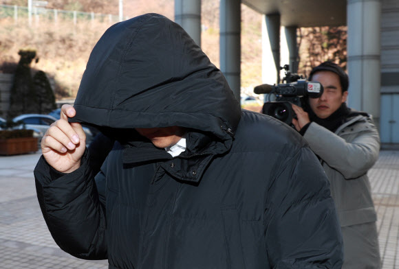 26일 오전 서울 서초구 중앙지법에서 열린 박근혜 전 대통령 속행공판에서 증인으로 출석한 최순실 씨의 조카 이모 씨가 법정 밖으로 나서고 있다. 이 씨는 태블릿PC 개통자인 김한수 전 청와대 행정관의 친구로, 그를 최 씨에게 소개해 준 인물로 알려졌다.  연합뉴스