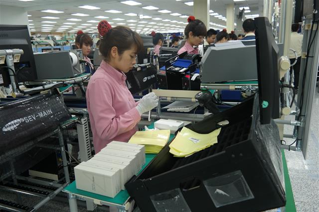 베트남 박닌성에 위치한 삼성전자 공장에서 현지 직원이 휴대전화를 포장하는 작업을 하고 있다. 삼성전자 제공