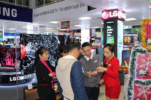 지난 13일 베트남 하노이의 전자양판점 ‘피코’(Pico) 매장에서 직원이 고객들에게 LG전자 가전제품에 대해 설명하고 있다. LG전자 제공