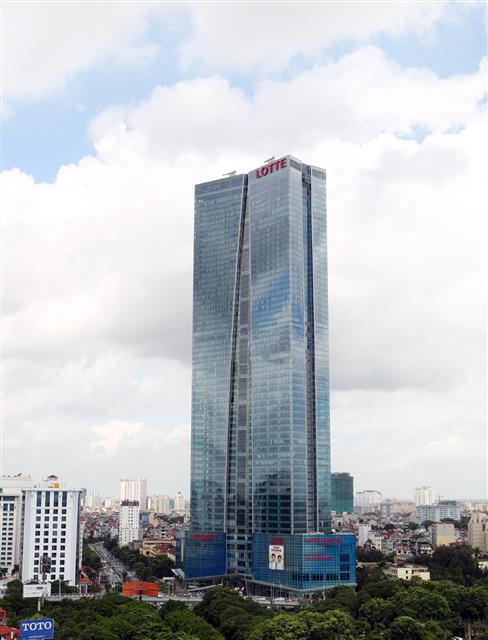 2014년 9월 베트남 하노이에 문을 연 초고층 랜드마크 롯데센터 하노이. 지하 5층, 지상 65층에 이르는 초고층 복합 건물로, 베트남의 전통 의상인 ‘아오자이’에서 영감을 얻은 외관이 인상적이다. 롯데그룹 제공