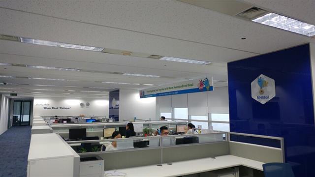 베트남 우리은행 현지법인 임직원들이 사무실에서 업무에 열중하고 있다. 하노이 이두걸 기자 douzirl@seoul.co.kr