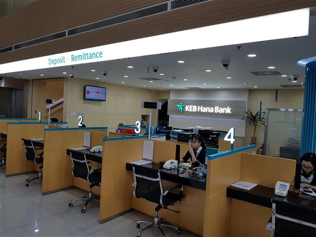 KEB하나은행 호찌민지점 직원들이 업무에 열중하고 있다. KEB하나은행 제공