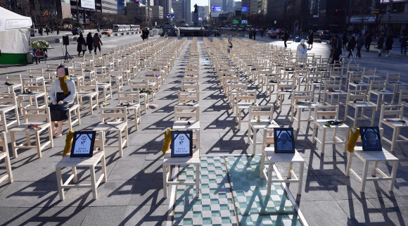 27일  서울 종로구 옛 일본대사관 앞에서 올해 마지막 수요집회를 마친 참가자들이 광화문광장으로 행진해 ’빈 의자에 새긴 약속’이라는 주제로 놓여진 300 개의 빈 의자 퍼포먼스를 하고 있다. 박윤슬 기자 seul@seoul.co.kr