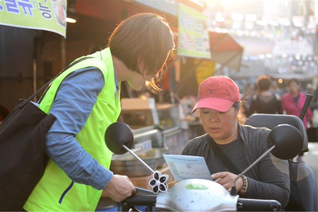 천호3동 찾동 우동주들이 시장을 찾은 지역 주민들을 직접 만나 어려움이나 불편함이 없는지를 물어보고 있다. 서울시 제공