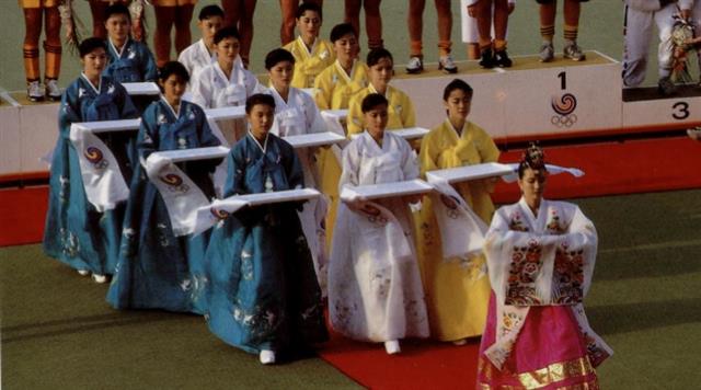 1988 서울올림픽 시상 요원의 전통 한복. IOC제공