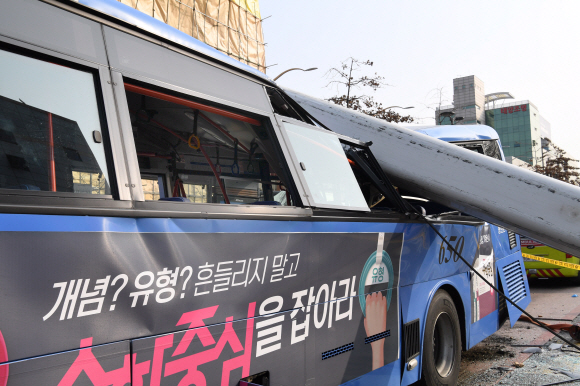 28일 오전 서울 강서구 강서구청 사거리 인근 철거 공사장에서 작업중인 대형 크레인이 넘어지면서 도로에 운행중인 버스를 덮치는 사고가 발생, 경찰 관계자들이 주변을 통제하고 있다.  이호정 전문기자 hojeong@seoul.co.kr