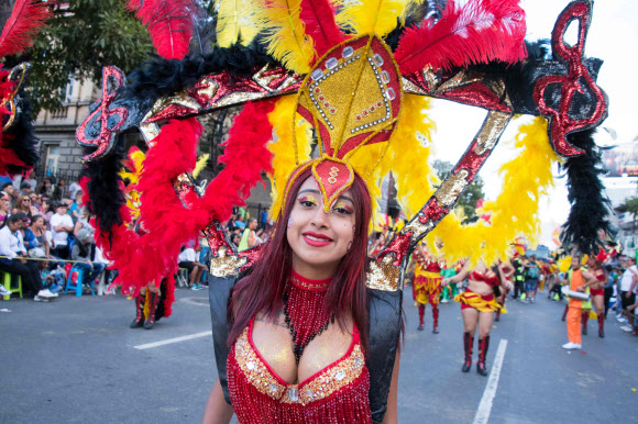 27일(현지시간) 미국 캘리포니아주 새너제이의 메인 스트리트에서 열린 카니발에서 화려한 의상을 입은 공연자들이 길거리 퍼레이드를 하고 있다. AFP 연합뉴스