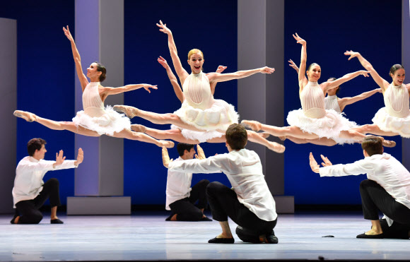 27일(현지시간) 러시아 무용수들이 모나코 몬테카를로에 위치한 공연장에서 발레 공연 ‘말괄량이 길들이기’의 리허설을 하고 있다. AFP 연합뉴스