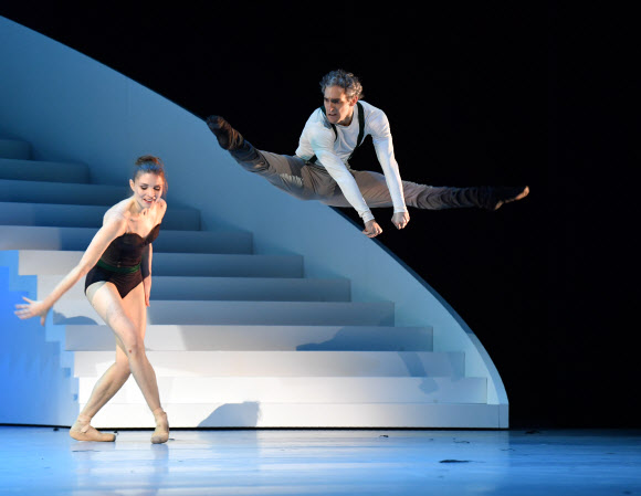 27일(현지시간) 러시아 무용수들이 모나코 몬테카를로에 위치한 공연장에서 발레 공연 ‘말괄량이 길들이기’의 리허설을 하고 있다. AFP 연합뉴스