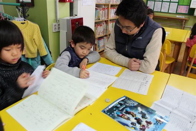 GS건설 자원봉사자가 ‘꿈과 희망의 공부방’에서 저소득층 가정 학생들을 돌보고 있다. GS 제공