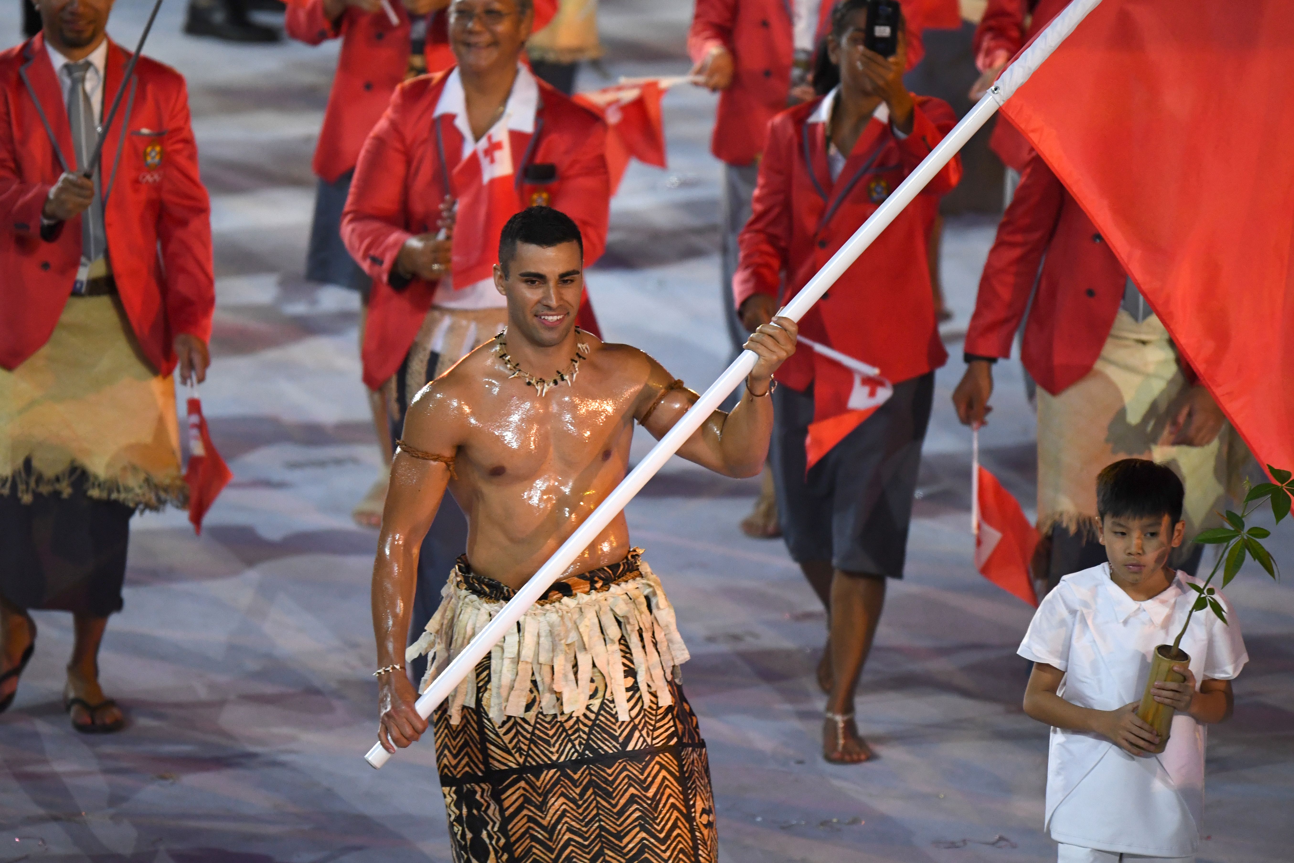 2016년 리우데자네이루올림픽에 통가의 태권도 대표로 출전한 피타 니콜라스 타우파토푸아가 대회 개회식에 통가 선수단 기수로 국기를 들고 근육질 몸매를 뽐내며 입장하고 있다. 로이터 자료사진 