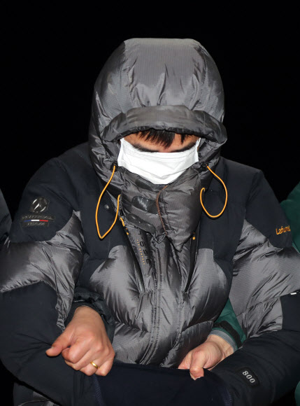 경찰서로 들어오는 고준희양 친부