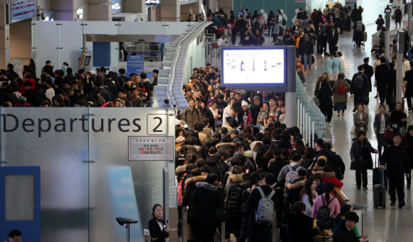 출국하는 여행객들 줄 선 인천공항