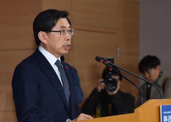박상기 법무부 장관이 29일 오전 서울 종로구 정부서울청사 브리핑룸에서  정봉주 전 의원과 용산참사 관련자 25명을 포함한 총 6천444명에 대한 특별사면을 발표하고 있다. 2017.12.29 이호정 전문기자 hojeong@