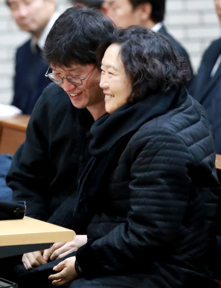 아들과 포옹하는 인재근 의원