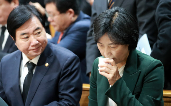 물 마시는 추미애 대표