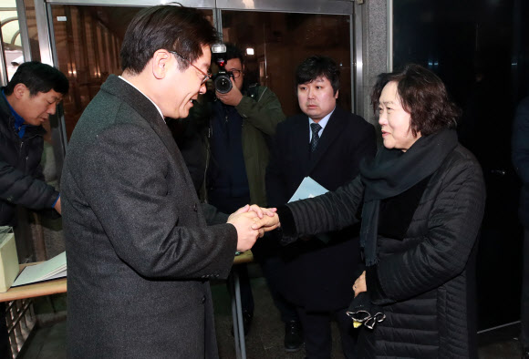 인재근 의원과 인사하는 이재명 시장