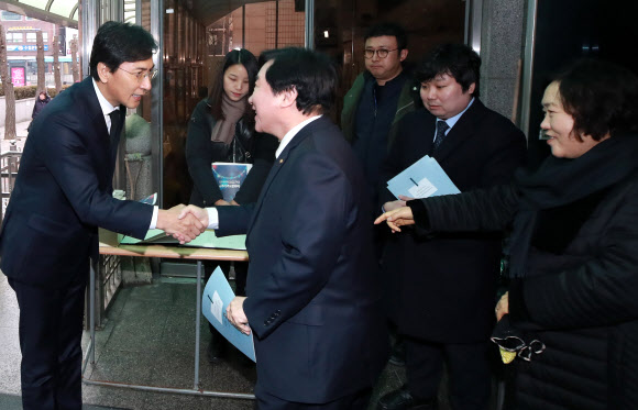 김근태 전 의장 추도미사 참석한 안희정 지사