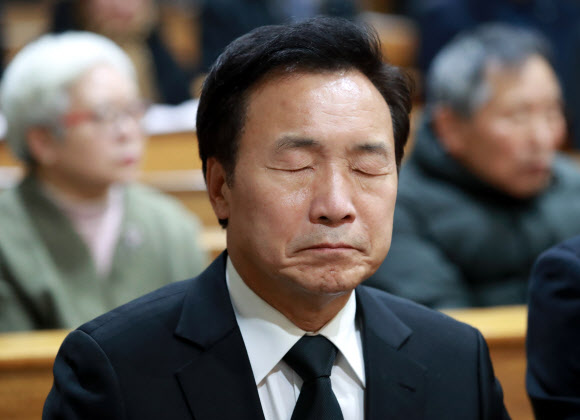 추모사 듣는 손학규 상임고문