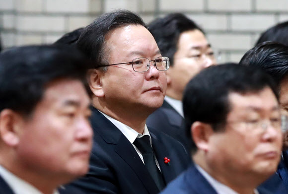 추모사 듣는 김부겸 장관