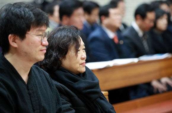 추모사 듣는 인재근 의원