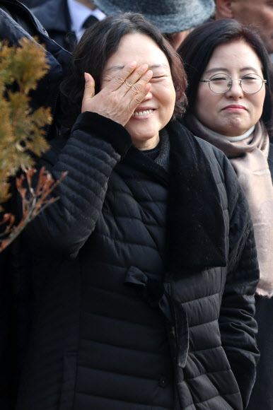 눈물 닦는 인재근