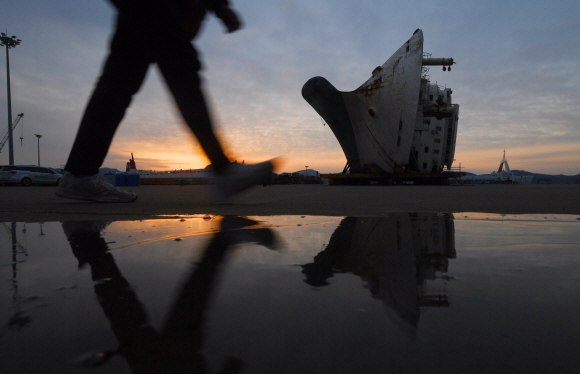 <송년기획> 2017년 오랜 기다림 끝에 뭍으로 올라온 세월호가 2018년 바로 선다. 지난 4월 인양한 세월호에서 7개월여간 수색작업을 진행한 현장수습본부가 내년 3월 선체 직립 전까지 수색을 잠정 중단하기로 해 세월호는 다시 기다림을 이어가고 있다. 사진은 지난 27일 밤에 세월호가 거치된 목포신항에서 촬영한 사진 수백 장을 합성한 세월호와 밤하늘 별들의 궤적이다. 2017.12.27 정연호 기자 tpgod@seoul.co.kr