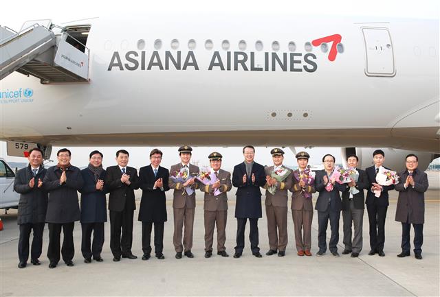 김수천(오른쪽 일곱 번째) 아시아나항공 사장 등 임직원들이 지난 28일 인천공항에서 새로 도입한 A350 4호기의 안전 운항 등을 염원하고 있다. 아시아나항공 제공