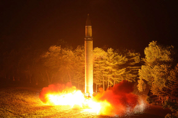 지난해 11월29일 북한의 화성15형 미사일이 발사되고 있다. [서울신문DB]