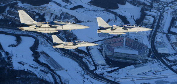 FA-50 편대가 올림픽 개회식이 열릴 ‘올림픽 스타디움’ 위를 비행하고 있다.2017.12.31  공군제공