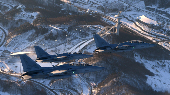 FA-50 편대가 동계올림픽이 개최될 평창 알펜시아 경기장 상공을 비행하고 있다.2017.12.31  공군제공