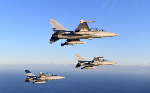 대한민국 하늘을 비행 중인 FA-50 전투기의 모습.2017.12.31  공군제공